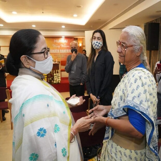 মুম্বই সফরের দ্বিতীয় দিনে মমতা বুধবার কবি-গীতিকার জাভেদ আখতারকে সঙ্গে নিয়ে মহারাষ্ট্রের বিশিষ্টজনদের বৈঠকে হাজির হন। ওই বৈঠকে ছিলেন মহেশ ভাট, স্বরা ভাস্কর, রিচা চাড্ডা, মেধা পাটকরের মতো ব্যক্তিত্ব। হাজির ছিলেন সমাজের বিভিন্ন ক্ষেত্রের বিশিষ্টজনেরাও।