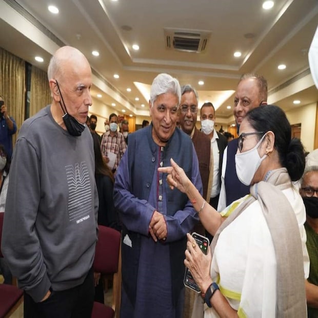 ২০২৪-এর লোকসভা নির্বাচনে প্রধান বিকল্প হিসেবে নিজেদের তুলে ধরতে চাইছে তৃণমূল। তবে প্রধানমন্ত্রী কে হবেন, তা নিয়ে এখনই ভাবতে রাজি নন দলনেত্রী মমতা বন্দ্যোপাধ্যায়। মুম্বইয়ে বিশিষ্টদের সঙ্গে বৈঠকে বুধবার তিনি বলেছেন, 'কে প্রধানমন্ত্রী হবেন, তা গুরুত্বপূর্ণ নয়। বিজেপিকে সরিয়ে গণতন্ত্রকে রক্ষা করাই লক্ষ্য হওয়া উচিত।'