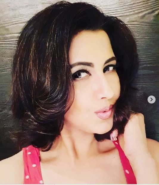 তবে অভিনেত্রীর ব্যক্তিগত জীবন জানার জন্য মুখিয়ে রয়েছে অনুরাগীরা। রচনা কি ডিভোর্সি, রচনা কি সিঙ্গল মাদার, স্বামী প্রবালের সঙ্গেই কেমন সম্পর্ক,এই সমস্ত প্রশ্নের উত্তর দিলেন নায়িকা নিজেই। photo source collected 