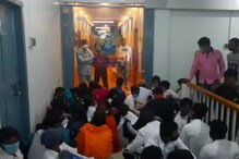 বহরমপুরে সাঁওতালি মাধ্যমে কলেজে ভর্তির দাবিতে প্রশাসনিক ভবনে বিক্ষোভ ছাত্র-ছাত্রীদের বহরমপুরে সাঁওতালি মাধ্যমে কলেজে ভর্তির দাবিতে প্রশাসনিক ভবনে বিক্ষোভ ছাত্র-ছাত্রীদের