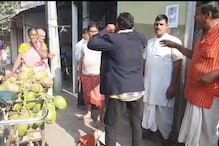 এক ব্যক্তিকে গলায় গামছা বেঁধে উঠবস করাচ্ছেন পুরোহিত! এক ব্যক্তিকে গলায় গামছা বেঁধে উঠবস করাচ্ছেন পুরোহিত!