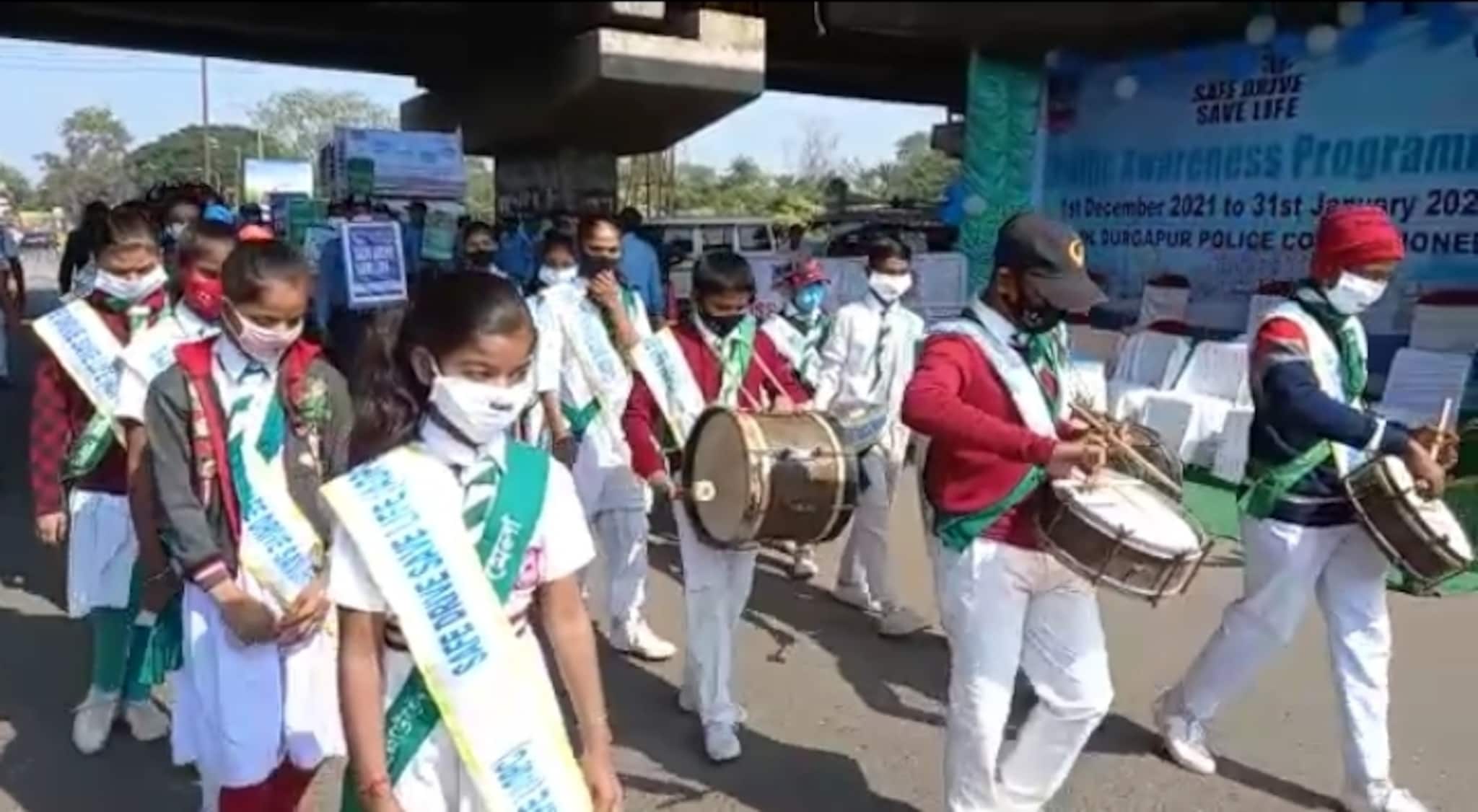 Paschim Bardhaman: বাইক চালকদের দেওয়া হল হেলমেট
