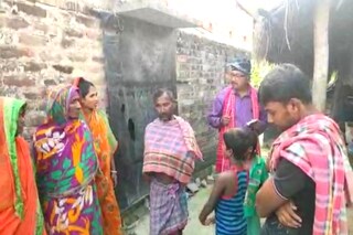 বাঘে আক্রান্ত পরিবারের পাশে মানবতাবাদী ও যুক্তিবাদী কেন্দ্রের সদস্যরা