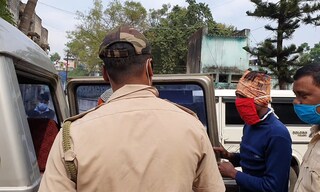 ধৃতদের আদালতে নিয়ে যাওয়া হচ্ছে