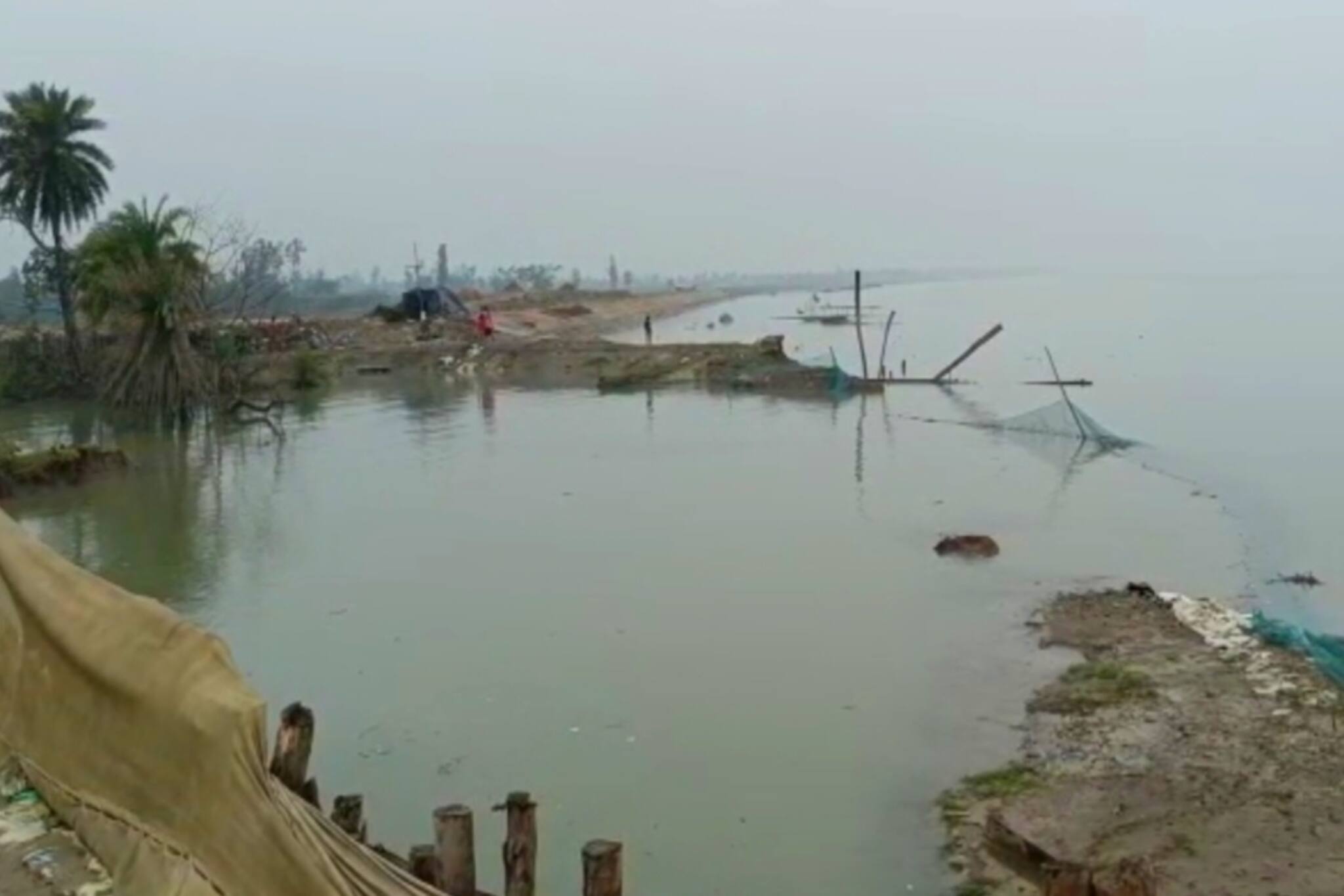 South 24 Parganas: জলোচ্ছ্বাসের আশঙ্কায় নিদ্রাহীন গ্রামবাসীরা