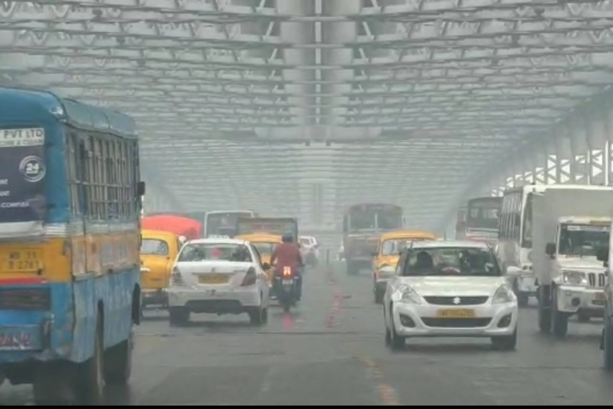 ঘন কুয়াশায় ঢাকলো হাওড়া ব্রিজ! দেখেনিন সাইক্লোন জাওয়াদ আসার আগে হাওড়ার ছবি