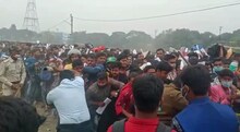 বেসরকারি সংস্থার নিয়োগের ফর্ম পূরণ চলাকালীন বিশৃঙ্খলা। পুলিশের লাঠির বাড়ি আবেদনকারীদের ওপর