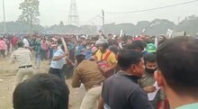 বহরমপুর ষ্টেডিয়ামে মাঠে নিয়োগ চলছিল বেসরকারি সংস্থার।বিশৃঙ্খলা রুখতে পরীক্ষার্থীদের ওপর লাঠিচার্জ করে পুলিশ