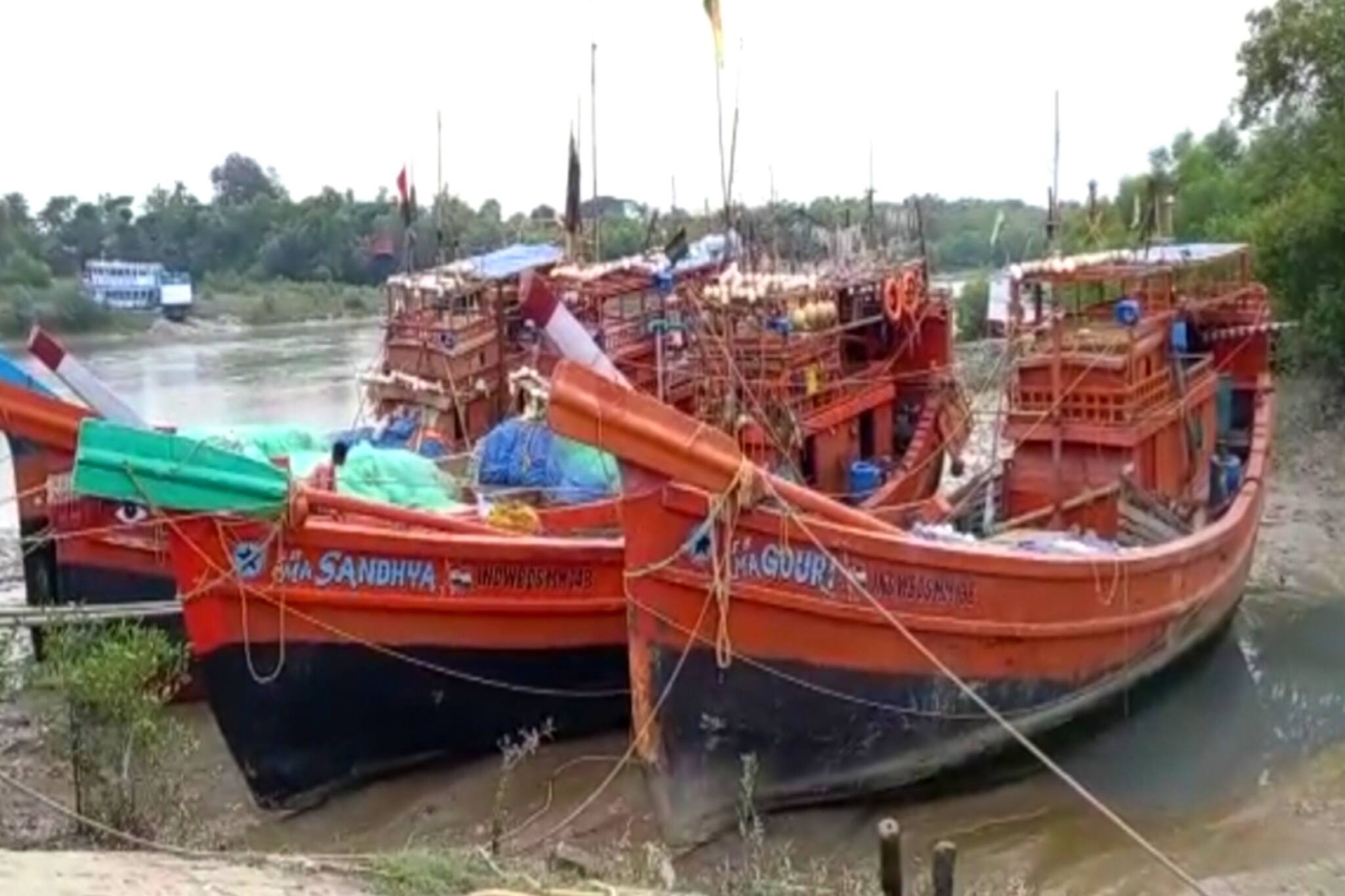 South 24 Parganas: কন্ট্রোল রুম থেকেই দুর্যোগ পরিস্থিতিতে নজরদারি জেলা প্রশাসনের