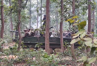 ছবি শুটিংয়ের জন্য নিয়ে আসা সামরিক ট্যাঙ্ক এবং সরঞ্জাম।