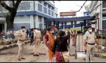 ৪৮ ঘন্টা পরেও খোঁজ মিলল না উধাও হয়ে যাওয়া রোগীর! ক্ষুব্ধ পরিজনেরা হাসপাতালে ভাঙচুর চালাল, গ্রেফতার ২ ৪৮ ঘন্টা পরেও খোঁজ মিলল না উধাও হয়ে যাওয়া রোগীর! ক্ষুব্ধ পরিজনেরা হাসপাতালে ভাঙচুর চালাল, গ্রেফতার ২