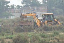 সাগরদিঘীতে প্রশাসনকে বুড়ো আঙুল দেখিয়ে রমরমিয়ে চলছে অবৈধ মাটি কাটার কাজ 