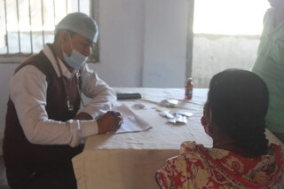 চা বলয়ের এক শ্রমিকের সঙ্গে কথোপকথনে ডাক্তার