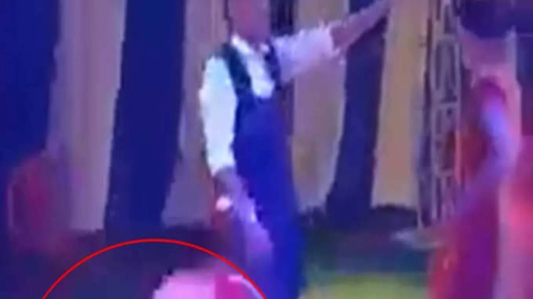 Viral Video: রোম্যান্টিক ভিডিও থেকে কমেডি! ডান্স ফ্লোরে ধরাশায়ী হলেন স্বামী-স্ত্রী!