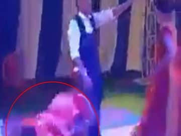 রোমান্টিক ভিডিও থেকে কমেডি! ডান্স ফ্লোরে ধরাশায়ী হলেন স্বামী-স্ত্রী!