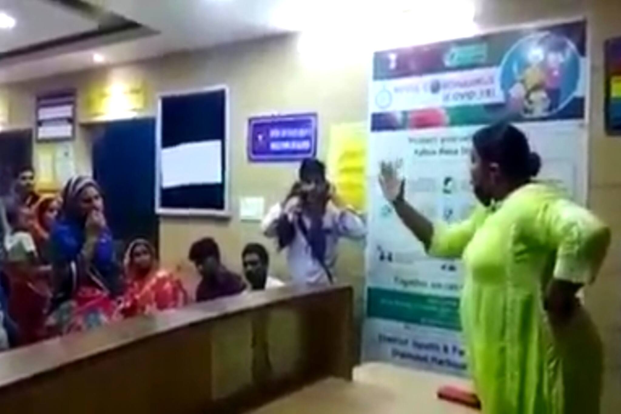 South 24 Parganas: রোগীর আত্মীয়কে কান ধরে উঠবস করালেন কুলপির বি.এম.ও.এইচ