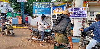 মেদিনীপুরে হেলমেট পরে পেট্রোল নেওয়ার লাইন