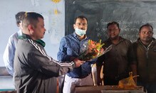 ছাত্রছাত্রী থেকে শুরু করে সকলে পুষ্পস্তবক উপহার দিয়ে প্রধান শিক্ষককে অবসর জীবনের শুভেচ্ছা জ্ঞাপন করেন ছাত্রছাত্রী থেকে শুরু করে সকলে পুষ্পস্তবক উপহার দিয়ে প্রধান শিক্ষককে অবসর জীবনের শুভেচ্ছা জ্ঞাপন করেন