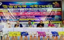 ঝাঁকে ঝাঁকে মানুষ বই কিনতে এসে কিছুক্ষণ হলেও দাঁড়িয়ে মন দিয়ে আলোচকদের কথা শুনছিলেন ঝাঁকে ঝাঁকে মানুষ বই কিনতে এসে কিছুক্ষণ হলেও দাঁড়িয়ে মন দিয়ে আলোচকদের কথা শুনছিলেন