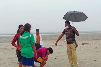 পর্যটকদের শাস্তি দিচ্ছেন সিভিক ভলেন্টিয়ার