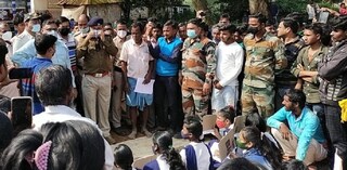 ছাত্রছাত্রীদের রাস্তা অবরোধ