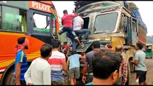 নদীয়ায় লরি ও বাসের মুখোমুখি সংঘর্ষে আহত একাধিক বাসযাত্রী নদীয়ায় লরি ও বাসের মুখোমুখি সংঘর্ষে আহত একাধিক বাসযাত্রী