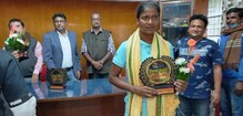 জাতীয় দলে অবিভক্ত মেদিনীপুরের গর্ব মমতা হাঁসদা! চার ফুটবলারকে সংবর্ধনা দিল শহরের ক্লাব। জাতীয় দলে অবিভক্ত মেদিনীপুরের গর্ব মমতা হাঁসদা! চার ফুটবলারকে সংবর্ধনা দিল শহরের ক্লাব।