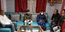 শহীদ সতপাল রাইয়ের বাড়িতে গৌতম দেব শহীদ সতপাল রাইয়ের বাড়িতে গৌতম দেব