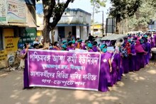 'বেতন বাড়াতে হবে', বীরভূম জুড়ে বিক্ষোভে সামিল আশা কর্মীরা
