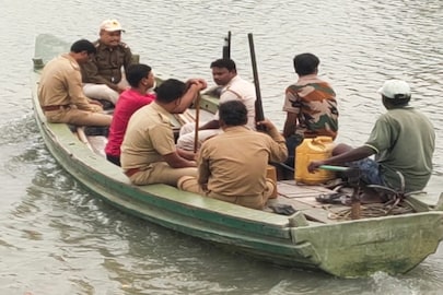 ক্যামেরা লাগাতে জঙ্গলের পথে বনকর্মীরা