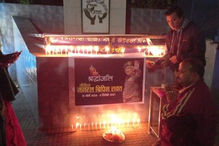 সিডিএস সহ শহীদদের স্মরণে আসানসোলে মোমবাতি মিছিল।