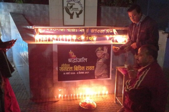 সিডিএস সহ শহীদদের স্মরণে আসানসোলে মোমবাতি মিছিল।