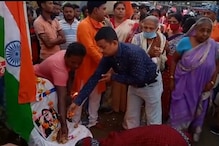 মোমবাতি হাতে শ্রদ্ধাঞ্জলি শয়ে শয়ে মানুষের মোমবাতি হাতে শ্রদ্ধাঞ্জলি শয়ে শয়ে মানুষের
