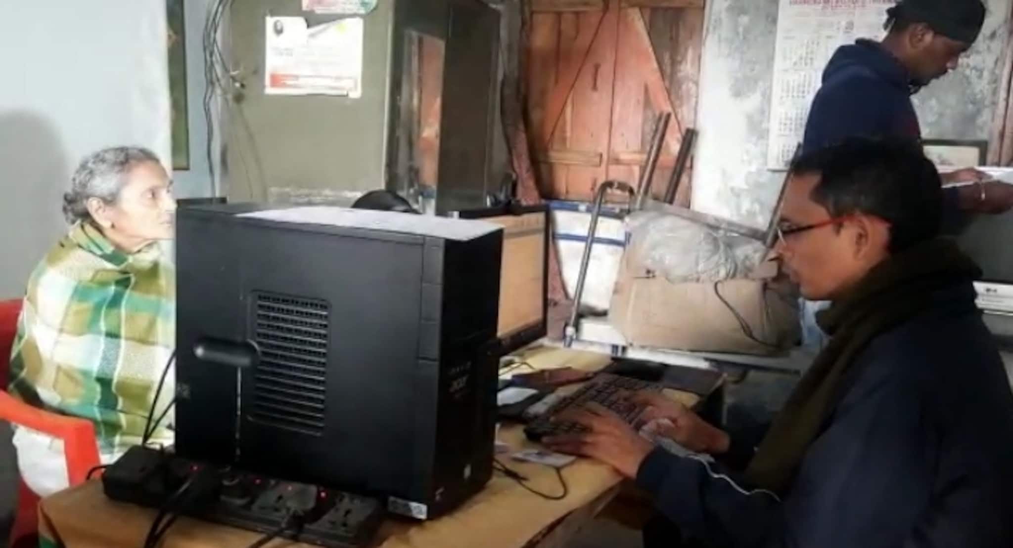 Paschim Bardhaman: পুরসভা ও জেলা প্রশাসনের উদ্যোগে আধার কার্ড বৃদ্ধাশ্রমের