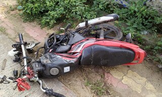 বাসের ধাক্কায় দুমড়ে মুচড়ে যাওয়া মোটর সাইকেল