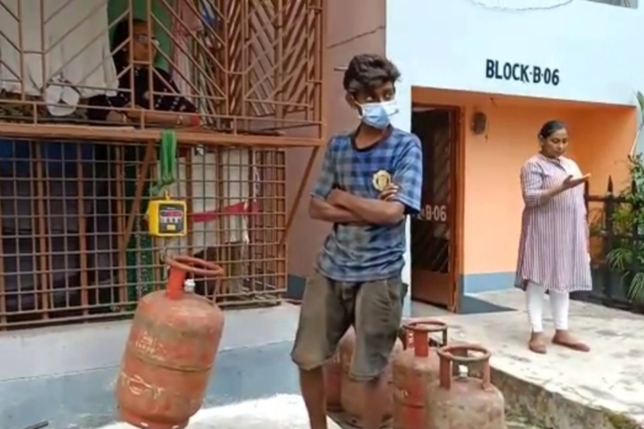 গ্যাস সিলিন্ডারে কম গ্যাস দেওয়ার অভিযোগ সোদপুরে