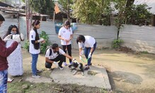 পথ কুকুরদের সাহায্যার্থে পথে নামল যুবরা পথ কুকুরদের সাহায্যার্থে পথে নামল যুবরা