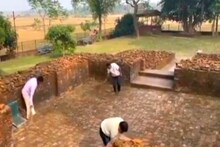 ঝাঁটা হাতে মন্দির পরিষ্কার করছেন জেলা নেতৃত্বেরা,  যা দেখে রীতিমত অবাক স্থানীয় বাসিন্দারা