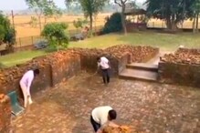 ঝাঁটা হাতে মন্দির পরিষ্কার করছেন জেলা নেতৃত্বেরা, যা দেখে রীতিমত অবাক স্থানীয় বাসিন্দারা ঝাঁটা হাতে মন্দির পরিষ্কার করছেন জেলা নেতৃত্বেরা, যা দেখে রীতিমত অবাক স্থানীয় বাসিন্দারা