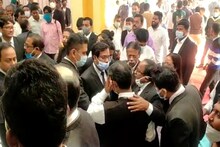 কোর্টের নতুন বিল্ডিং উদ্বোধনের প্রথম দিনই আইনজীবিদের বিক্ষোভ নতুন বিল্ডিং এর সামনে।