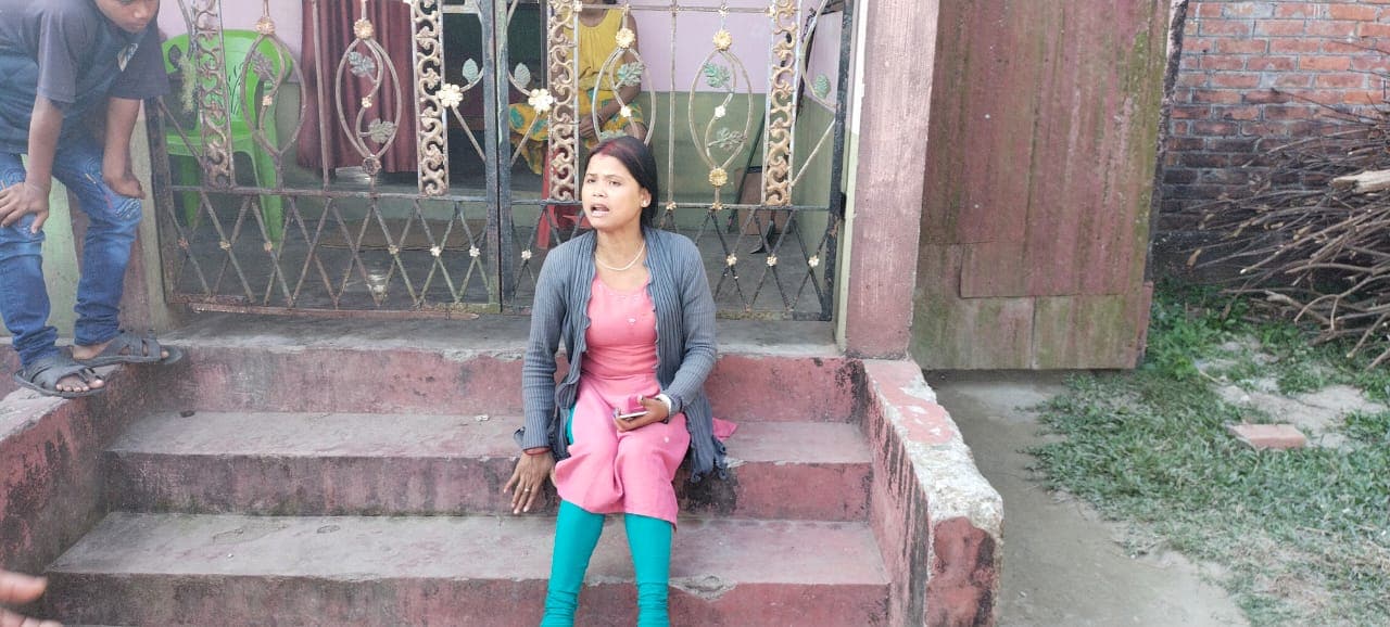 বিবাহিত প্রেমিকের বাড়ির দরজায় মুন্নি 
