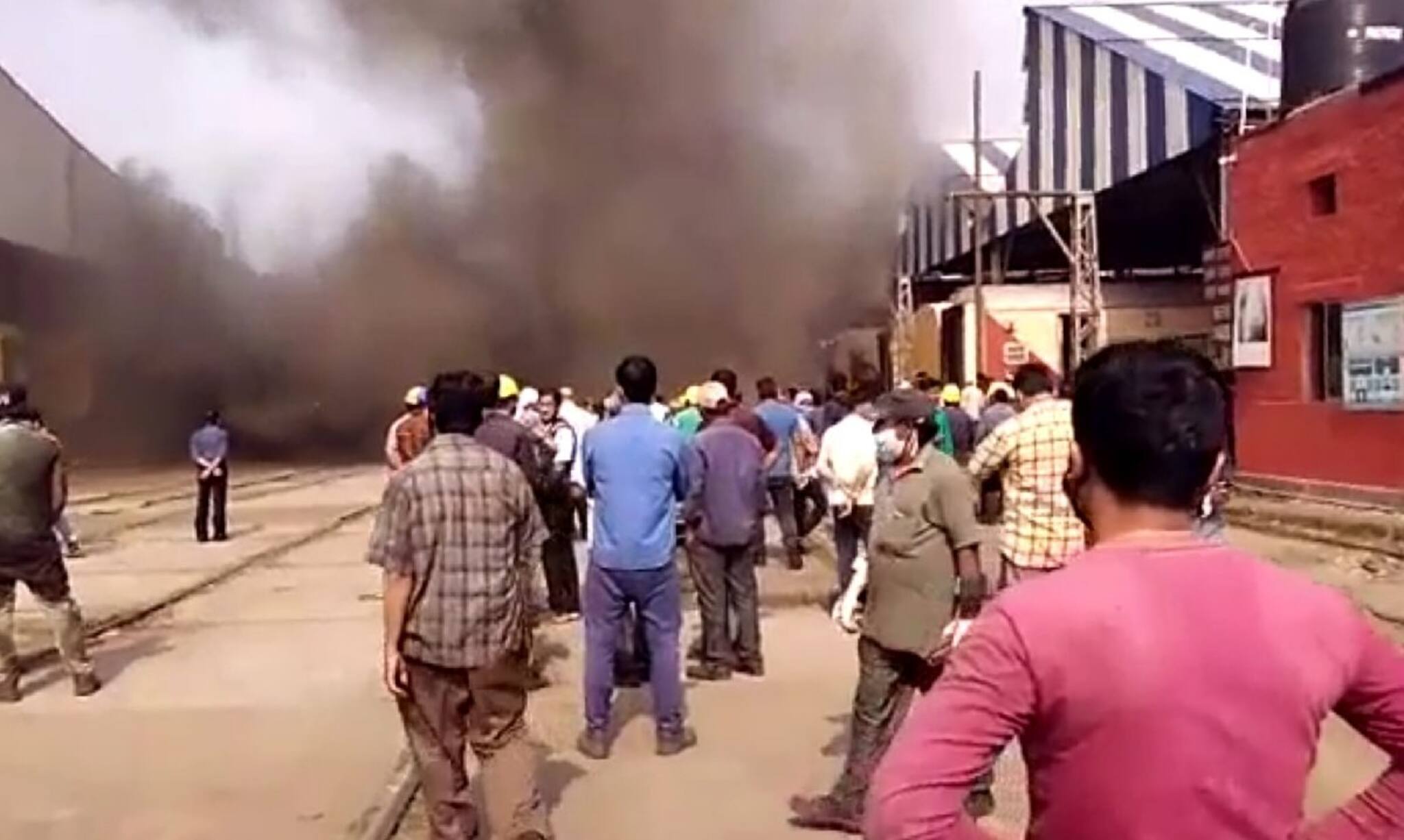 খড়্গপুরে রেলের ওয়ার্কশপে দাঁড়িয়ে থাকা ট্রেনের কোচে বিধ্বংসী আগুন, দমকলের ২ টি ইঞ্জিন নিয়ন্ত্রণে আনল