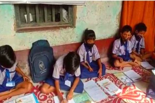 চলছে বারান্দা স্কুল