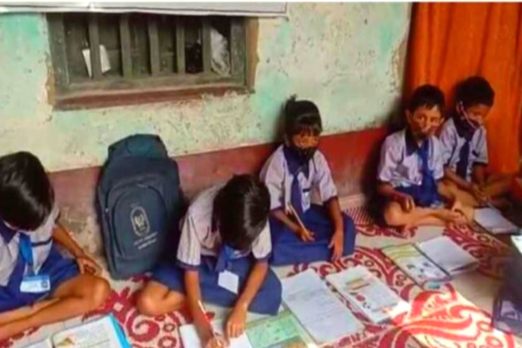 South 24 Parganas News- ক্ষুদে শিক্ষার্থীদের স্কুলে ফেরাতে অভিনব উদ্যোগ বাজি গ্রামে