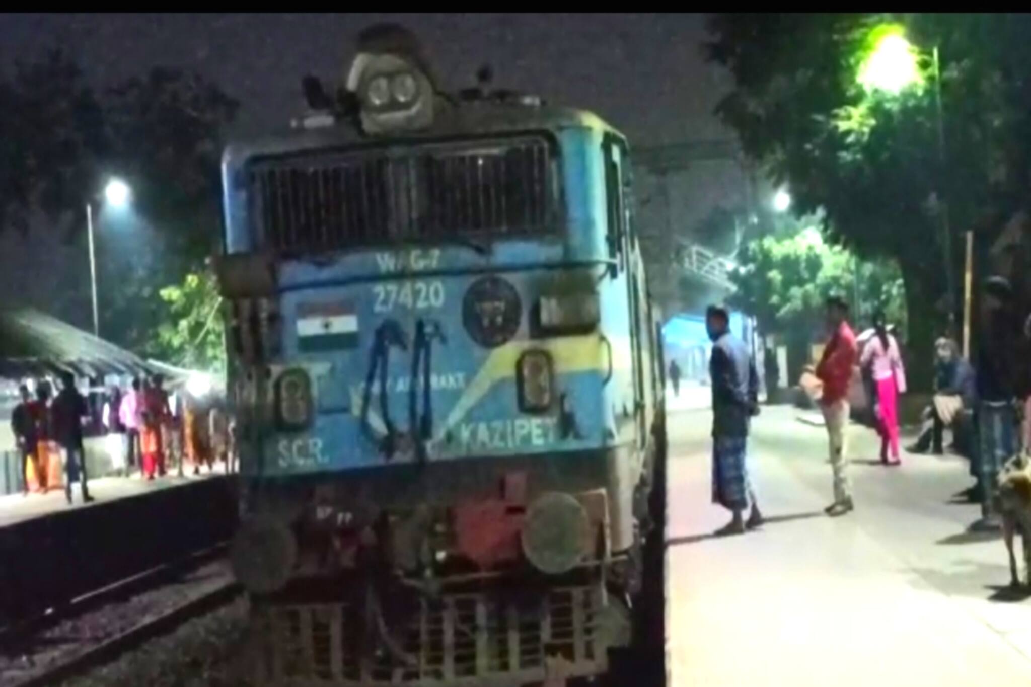 South 24  Parganas News-বিকল মালগাড়ি, হয়রানির শিকার নিত্যযাত্রীরা