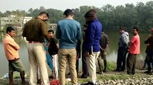 রেললাইনের ধারে পুকুর থেকে মৃতদেহ উদ্ধার ঘিরে চাঞ্চল্য রেললাইনের ধারে পুকুর থেকে মৃতদেহ উদ্ধার ঘিরে চাঞ্চল্য