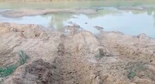 অবৈধ বালি খনন রুখে দিলেন গ্রামবাসীরা।
