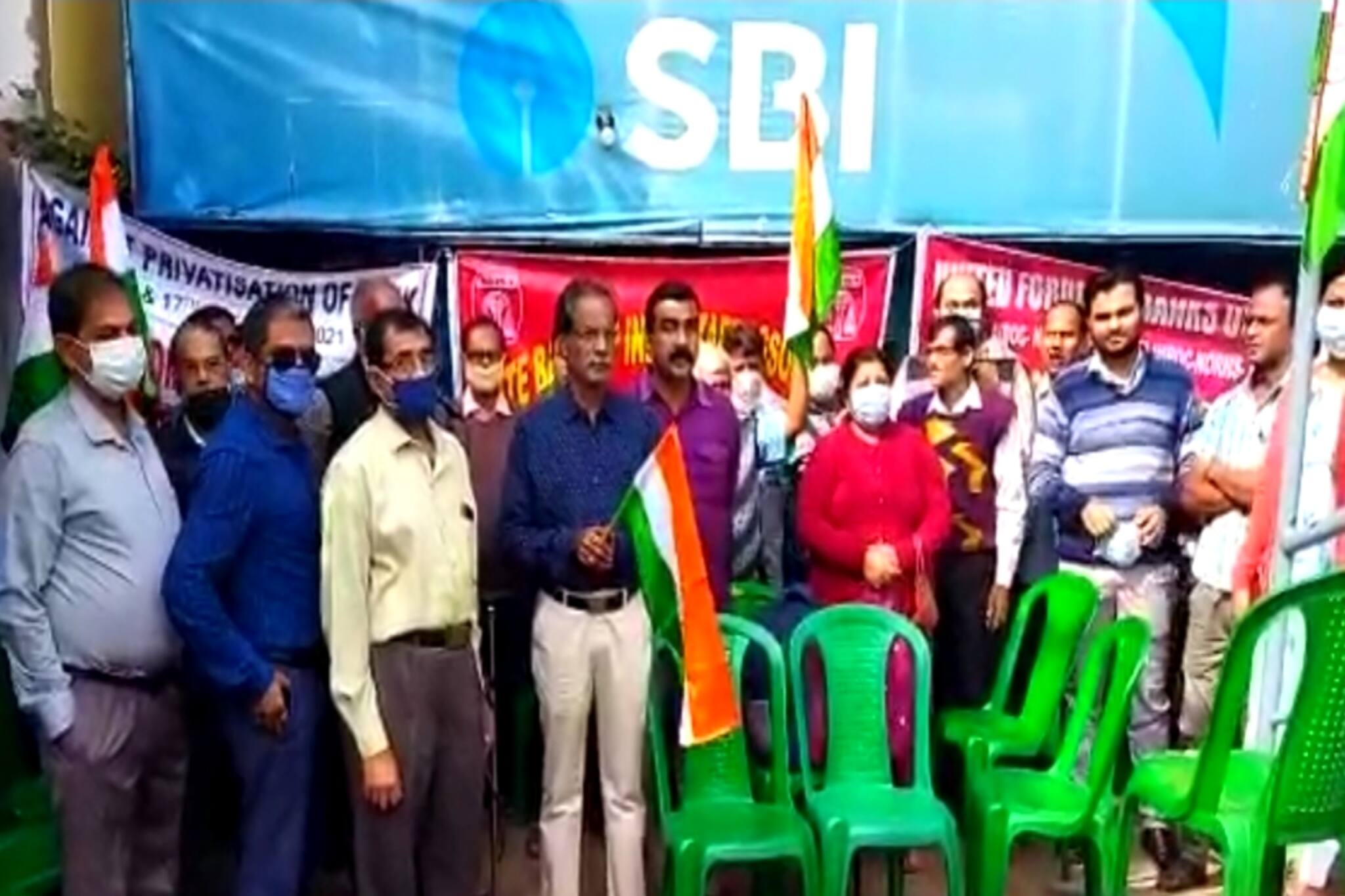 South 24 Parganas: বেসরকারিকরণের প্রতিবাদে চলছে ব্যাঙ্ক ধর্মঘট