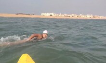 মালোকাই চ্যানেল অভিযানে যাবেন কালনার জলকন্যা সায়নী দাস, অনুশীলন করছেন পুরীর সমুদ্রে।