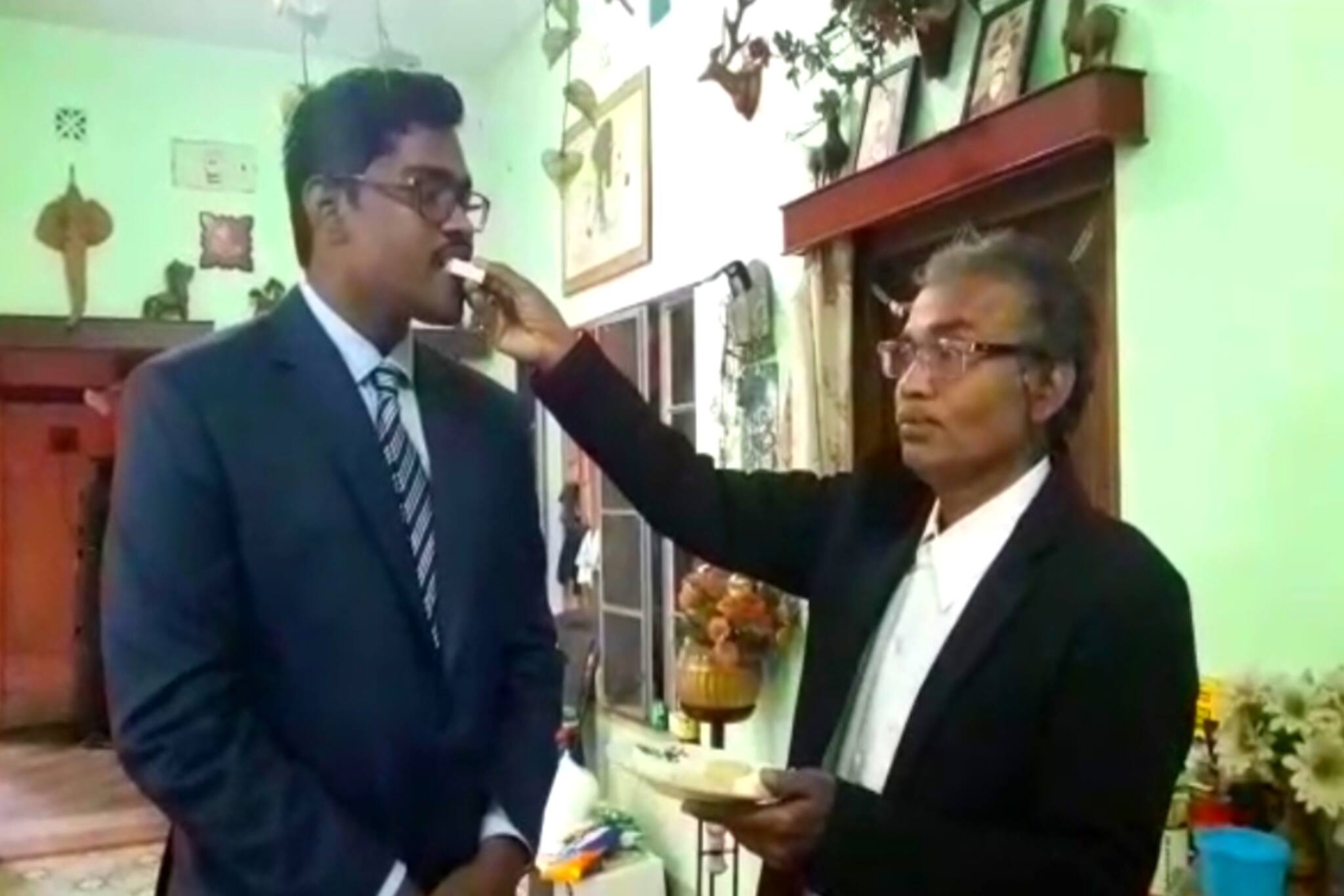 South 24 Parganas News- এক বছরের প্রস্তুতিতে, সোশ্যাল মিডিয়া থেকে নিজেকে দূরে রেখেই কৃতিত্ব অর্জন ছাত্রের